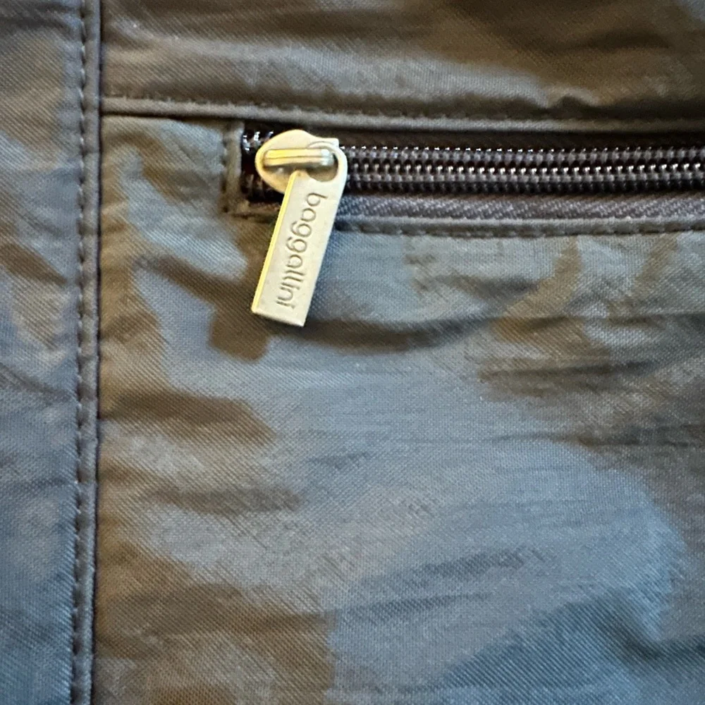 Baggallini Gray Nylon Crossbody Bag w/ Pink Interior - Picture 4 of 7